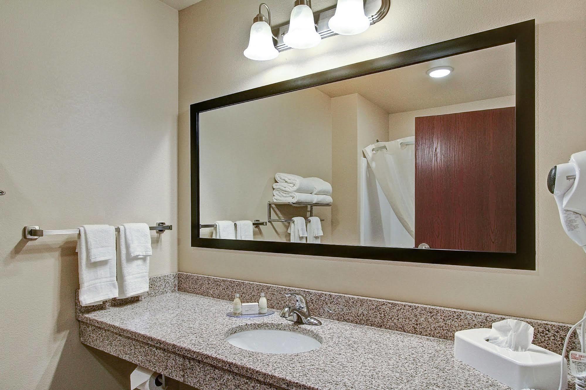 Cobblestone Hotel & Suites Pulaski/Green Bay Exterior photo