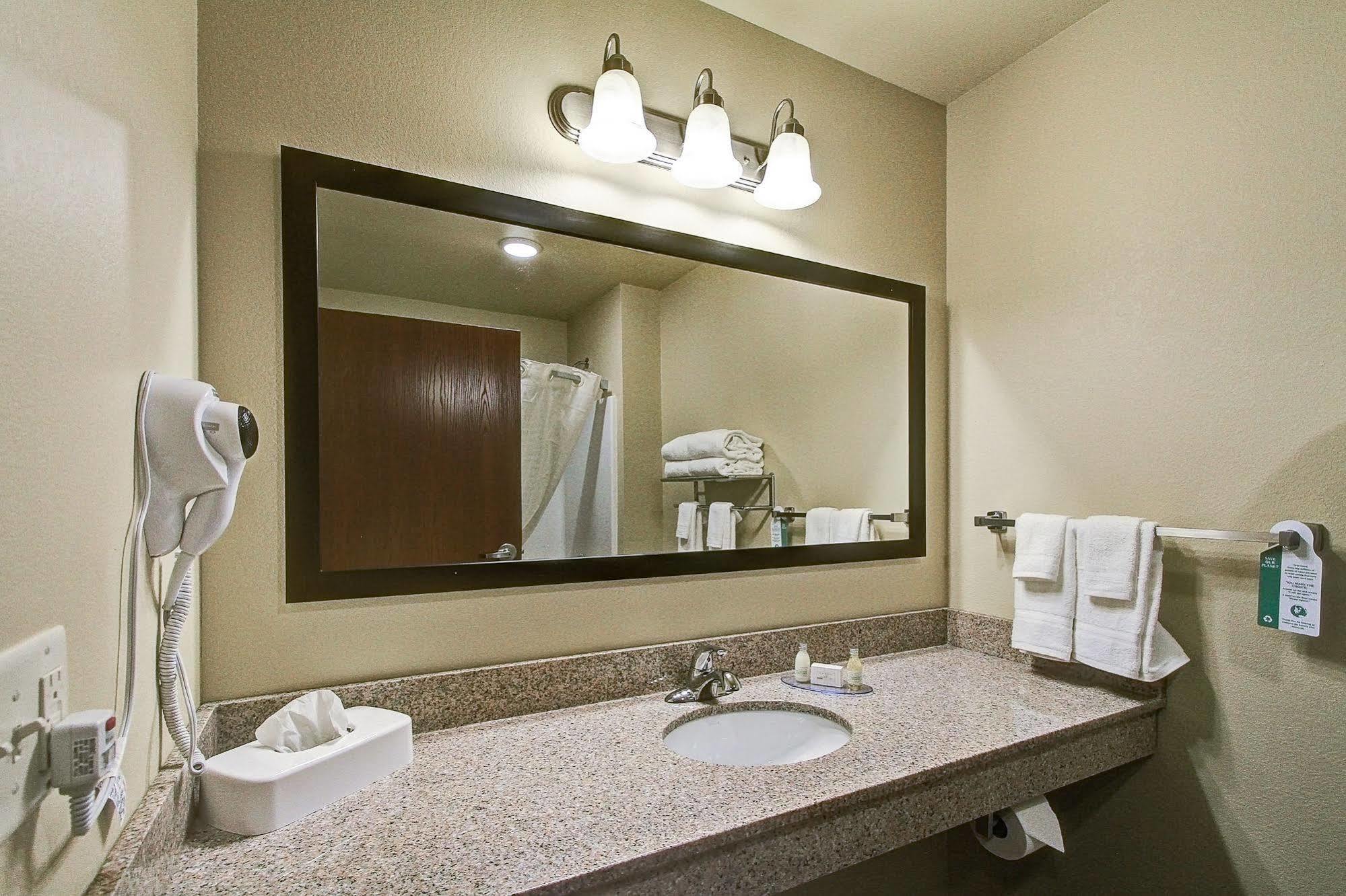 Cobblestone Hotel & Suites Pulaski/Green Bay Exterior photo